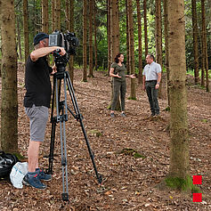 Kameramann, Kathi Wenusch und Reinhold Klausbauer im Wald bei einem Fernsehdreh